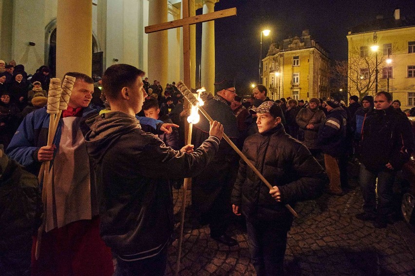 Procesja drogi krzyżowej po Starym Mieście w Lublinie (ZDJĘCIA)