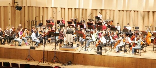Koreańska skrzypaczka nagrywa płytę razem z muzykami Filharmonii Gorzowskiej.
