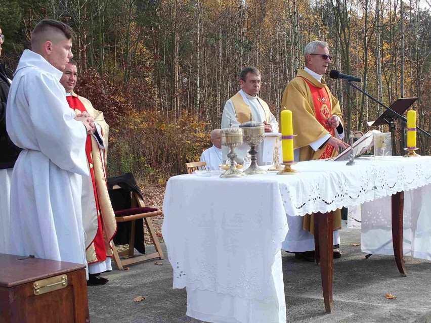 Piękna pogoda i nieprzebrane tłumy na cmentarzach w Starachowicach. Zobacz zdjęcia