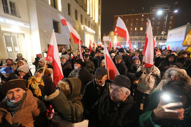 Uczestnicy manifestacji przed siedzibą Telewizyjnej Agencji Informacyjnej na Placu Powstańców Warszawy w wieczór sylwestrowy