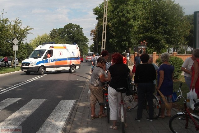 Do tego tragicznego wypadku doszło około godziny 10. W zatoczce autobusowej przy przystanku, który znajduje się przy ulicy Lipnowskiej w miejscowości Dobrzyń nad Wisłą została potrącona kobieta. Ze wstępnych ustaleń policji wynika, że 81-latka weszła pod koła ciężarowego DAF-a z cysterną. Niestety, kobiety nie udało się uratować. Mieszkanka gminy Lipno zmarła na miejscu. Badanie trzeźwości 64-letniego kierowcy wykazało, że był trzeźwy. Dokładne przyczyny i okoliczności tego zdarzenia wyjaśniają policjanci pod nadzorem prokuratora. Przez kilka godzin ulica Lipnowska była nieprzejezdna.   ***Pogoda na dziś, 5 sierpnia, wideo: TVN Meteo Active/x-news