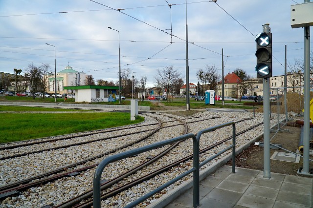 Tam gdzie jeszcze w pierwszej połowie ubiegłego wieku był cmentarz, pojedzie tramwaj na Naramowice. Choć nekropolię zlikwidowano w latach sześćdziesiątych, to istnieje prawdopodobieństwo, że w czasie prac nad budową linii tramwajowej, koparki natrafią na ludzkie szczątki.