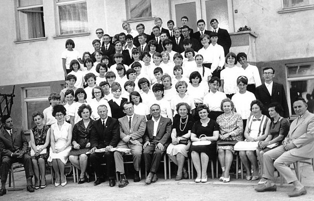 Nauczyciele i maturzyści łapskiego ogólniaka. 1967 rok