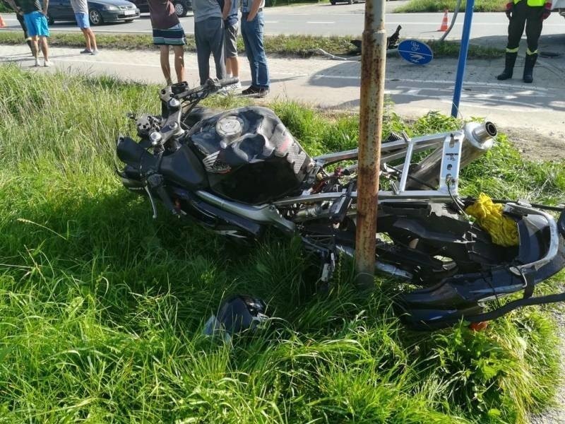 DK 28. Motocyklista ranny w zderzeniu z samochodem