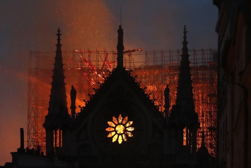 Tajemnicza postać i błyski na dachu Notre Dame
