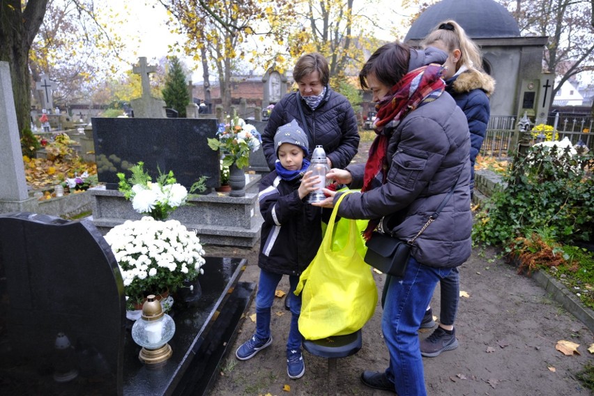 1 listopada na toruńskich cmentarzach