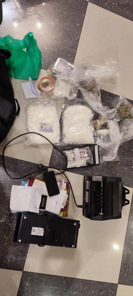 Śledczy zabezpieczyli ponad pół kilograma kokainy oraz dwa i...