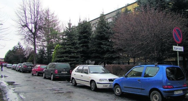 Samochody parkujące wzdłuż siedziby gimnazjum