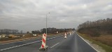 Powiat biłgorajski: Słupki na drodze stoją od prawie dwóch lat. Kierowca: „Stwarzają niebezpieczeństwo”