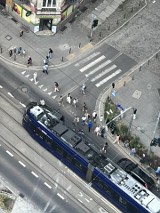 Zderzenie tramwaju z samochodem osobowym na skrzyżowaniu ulic Traugutta i Mierniczej we Wrocławiu. Wprowadzono objazdy