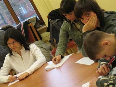 Uczniowie nie narzekali na trudne pytania. W czasie rozwiązywania testu (od prawej): Sebastian Dydo, Maja Kapiczowska, Agnieszka Truskolawska i Paula Śliwińska.