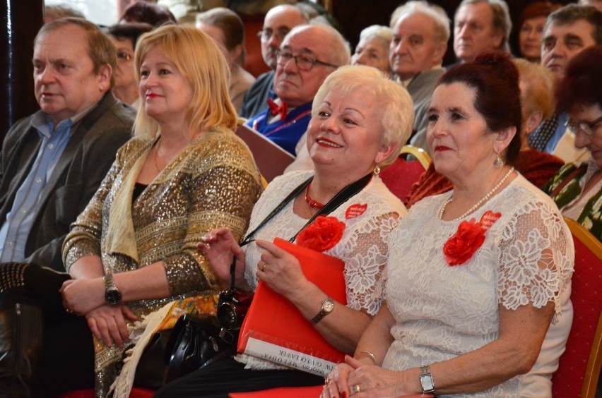 Pełna sala w "Starej Remizie" we Włocławku. Seniorzy także...