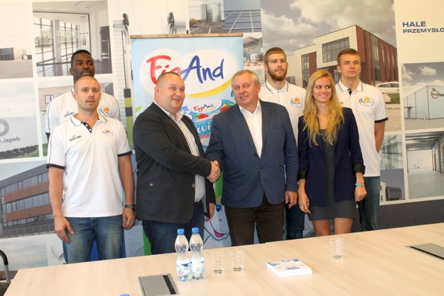 Władze Rosy Radom z Przemysławem Saczywko (w środku z lewej) oraz właściciel firmy Figand, Leszek Figarski rozpoczęli współpracę.