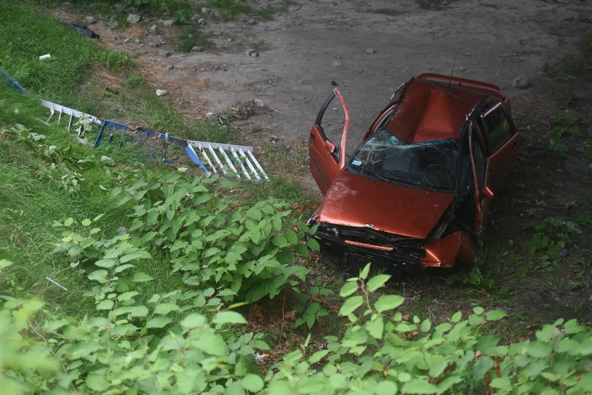 Samochód spadł z wiaduktu w ciągu DK86 w Katowicach