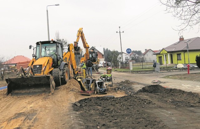 Pogoda sprzyja pracom drogowym W ostatnich dniach nie można było przejechać odcinkiem ul. 700-lecia od ul. Topolowej do Nieszawskiej. Trwały tam prace. Wykonywała je włocławska firma Kenez.