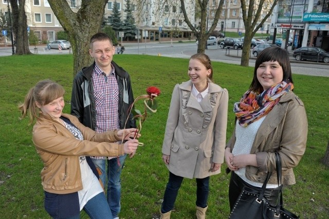 To fajnie, jak młodzi ludzie mają tyle zapału i chęci bycia z drugim człowiekiem &#8211; mówi Magdalena Kołodko, koordynatorka z Eleosu (druga z prawej). Na zdjęciu z wolontariuszami, na których zawsze może liczyć: (od lewej) Anną Goponiuk, Mariuszem Danielukiem i Natalią Gregorczuk.