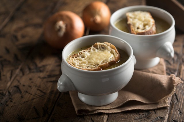 Tradycyjna zupa cebulowa z Francji przygotowywana jest na bazie karmelizowanej cebuli.