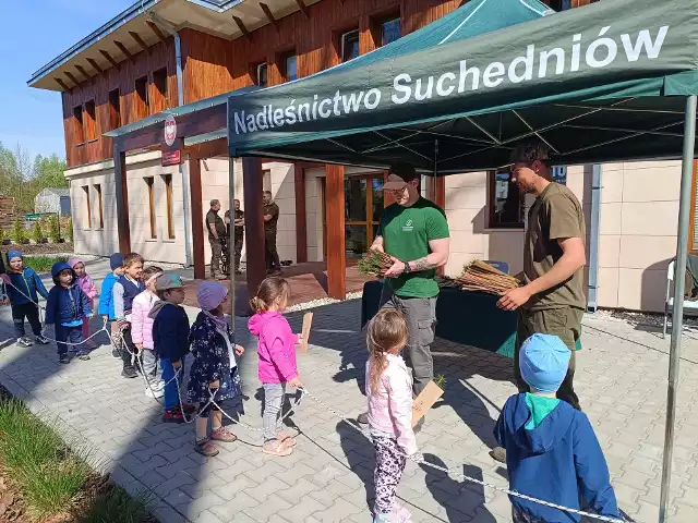 Po sadzonki drzew do Nadleśnictwa Suchedniów przychodziły także maluchy. Rozdano 2200 młodych drzewek.