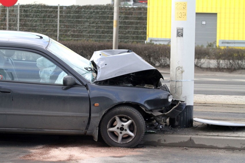 Wypadek na Krakowskiej. Toyota uderzyła w latarnię