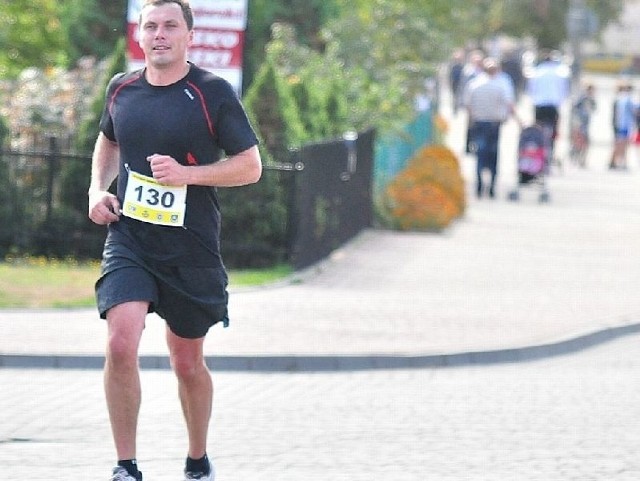 Adam Strumiński, szef Ośrodka Sportu i Rekreacji w Tarnobrzegu, nie poddaje się chandrze i w każdej wolnej chwili spędza czas aktywnie, na przykład biegając.