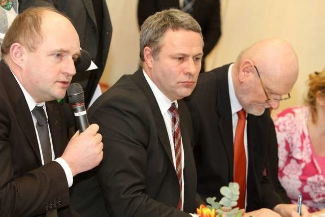 Od lewej marszałek Piotr Całbecki, prezydent Bydgoszczy Rafał Bruski i prezydent Torunia Michał Zaleski. Czy to koniec wojny o inwestycje w regionie? 