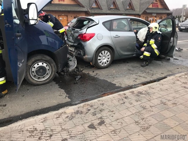 Wypadek na ulicy Wrocławskiej w Opolu Wrzoskach. 50-letni kierowca dostawczego opla najechał na osobowego opla kierowanego przez 49-latka. Ten samochód wjechał z kolei w tył samochodu ciężarowego, którym kierował 41-latek. W wypadku poszkodowany został kierujący samochodem dostawczym.