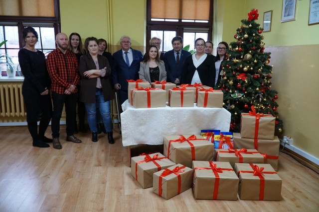 W tym roku zwoleńscy wolontariusze Szlachetnej Paczki zgromadzili paczki dla 38 rodzin oraz dwóch seniorów, którzy nie zostali wcześniej oficjalnie zakwalifikowani do akcji, ale bardzo potrzebowali pomocy. W akcję zaangażowały się też władze powiatu.