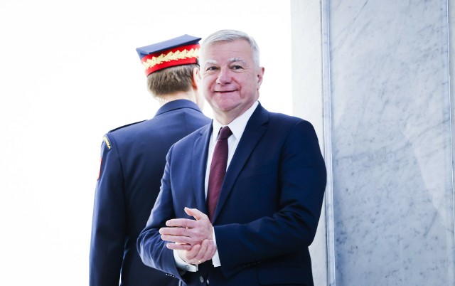 Paweł Graś ostatnio towarzyszył Donaldowi Tuskowi podczas jego wizyty w Kijowie. Był również obecny przy premierze na ostatnim posiedzeniu Sejmu.