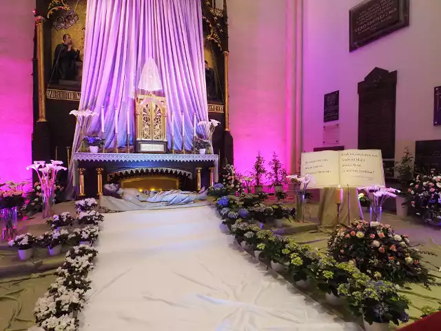 W łódzkiej katedrze Grób Pański został podświetlony na fioletowo