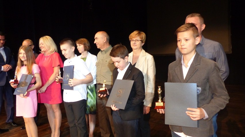 Najlepsi uczniowie ze skarżyskich szkół wyróżnieni honorowymi statuetkami "Absolwent na Szóstkę"