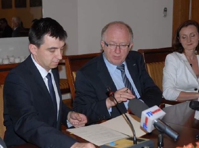 KGHM pomoże mieszkańcom powiatu głogowskiegoPorozumienie na lata 2013 - 2018 podpisali starosta Rafael Rokaszewicz i prezes KGHM Herbert Wirth.