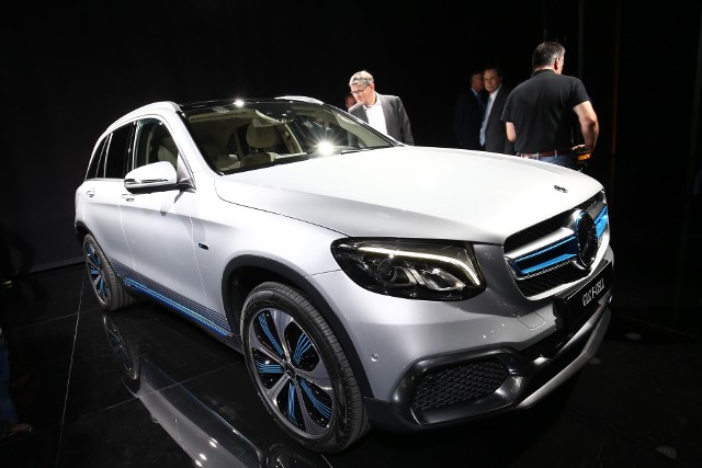 Mercedes GLC F-CellAby uniezależnić GLC F-Cell od dostępności stacji tankowania wodoru (nawet w wysoko rozwiniętych krajach mają one ograniczoną popularność), na pokładzie zamontowano litowo-jonowy, ładowany prądem z sieci akumulator o pojemności 13,8 kWh. Jego naładowanie pozwala na pokonanie do 49 km.fot. Newspress