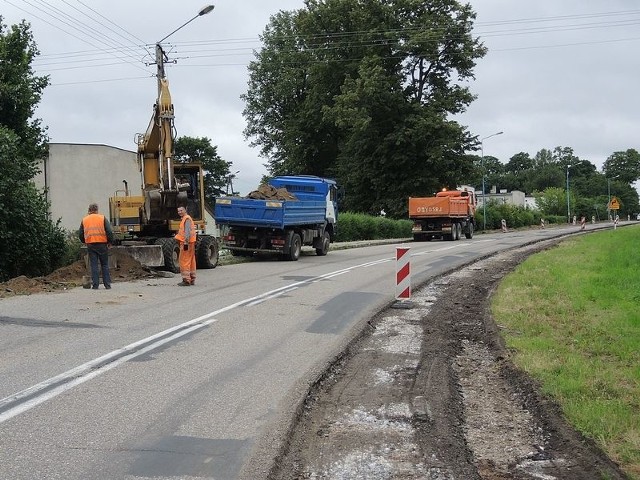 Remont rozpoczął się od przygotowania miejsca na nowe chodniki.