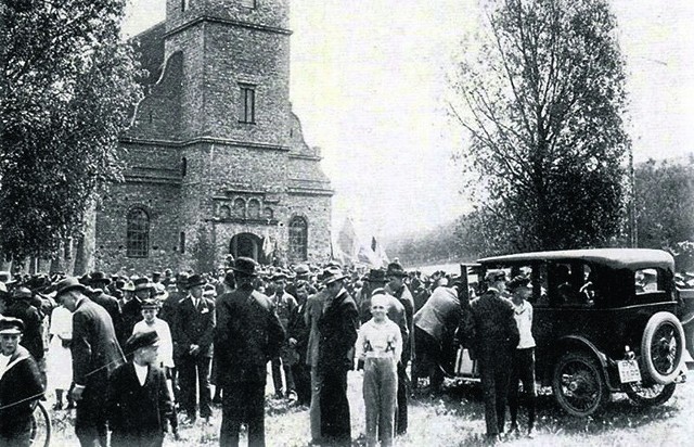 Rok 1924. Uroczystości święta 3 Maja przed kościołem Najświętszej Marii Panny w Gdyni. Tam, gdzie dziś jest Świętojańska, rośnie trawa…