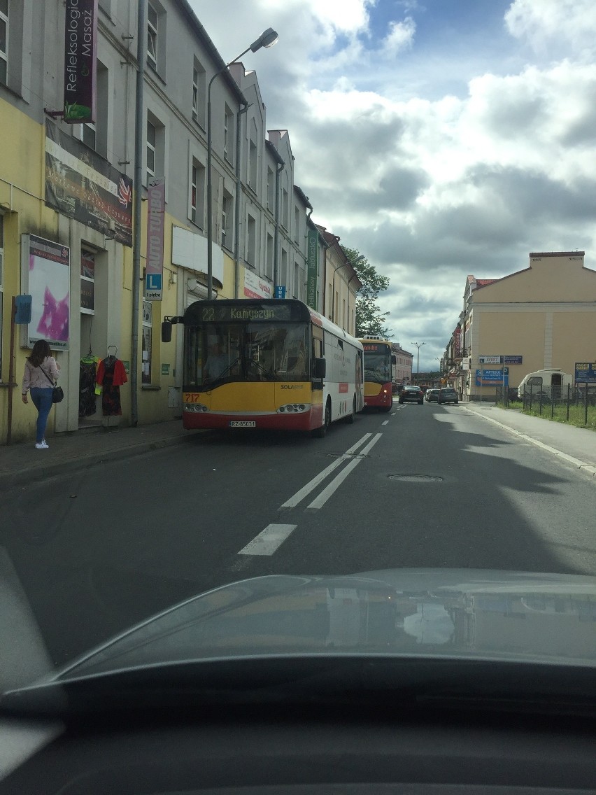 Mieszkaniec Rzeszowa: autobusy MPK blokują jezdnię w centrum miasta [ZDJĘCIA]