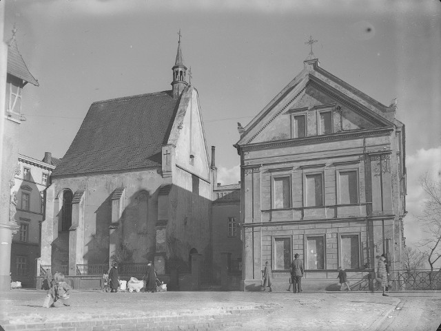 To zdjęcie z widokiem na kościół i szpital św. Aleksego w Opolu pochodzi z końca lat 30. XX wieku.