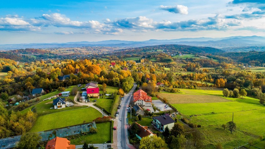 Droga przez Grajów pod Wieliczką idzie do gruntowanej...