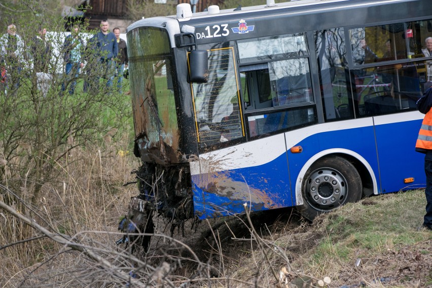 Wyciąganie autobusu linii 122 z rowu trwało kilka godzin