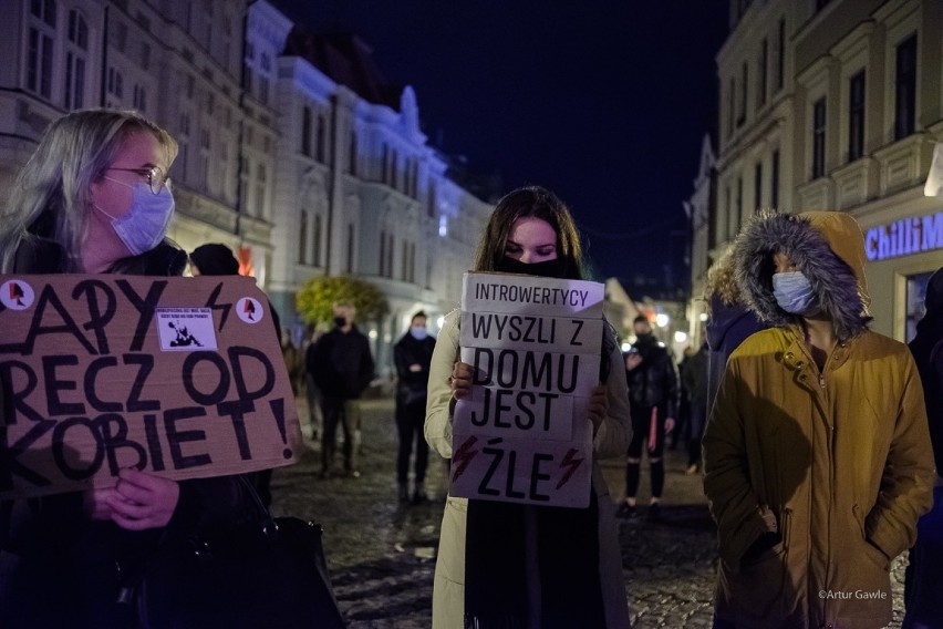 Protestujący w Tarnowie mają różne hasła na transparentach