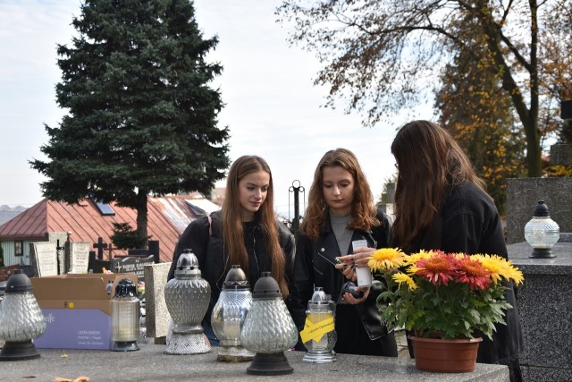 Tradycyjnie pracownicy placówki wraz z wolontariuszami złożyli kwiaty i zapalili znicze na grobach zmarłych pensjonariuszy Domu Pomocy Społecznej.
