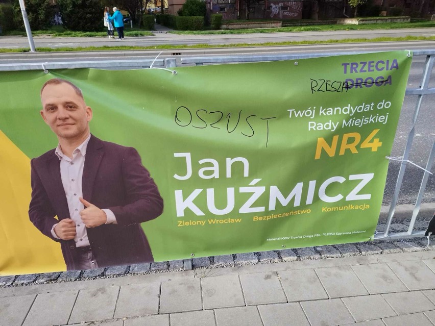 Wyzwiska i swastyka na plakatach Polski 2050. Kto za tym...