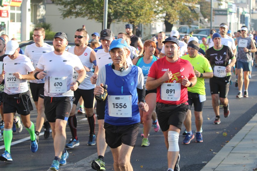 Zdjęcia z maratonu w Poznaniu 2018 - biegacze na pierwszym...