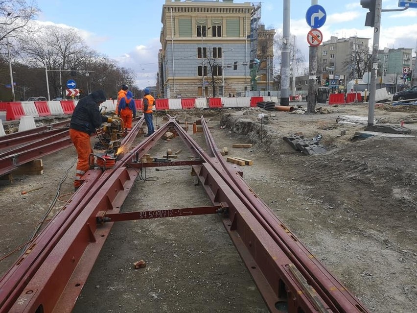 Nowe torowisko na placu Orląt. Przeniesiony przystanek (ZDJĘCIA)