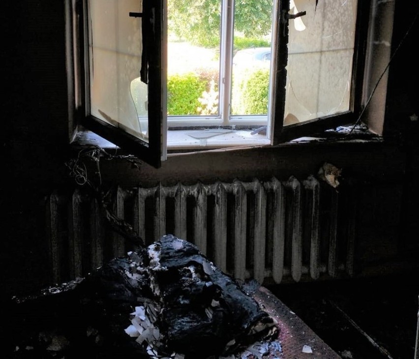 Pożar domu w powiecie radzyńskim. Dwoje 84-latków trafiło do szpitala z ciężkimi poparzeniami