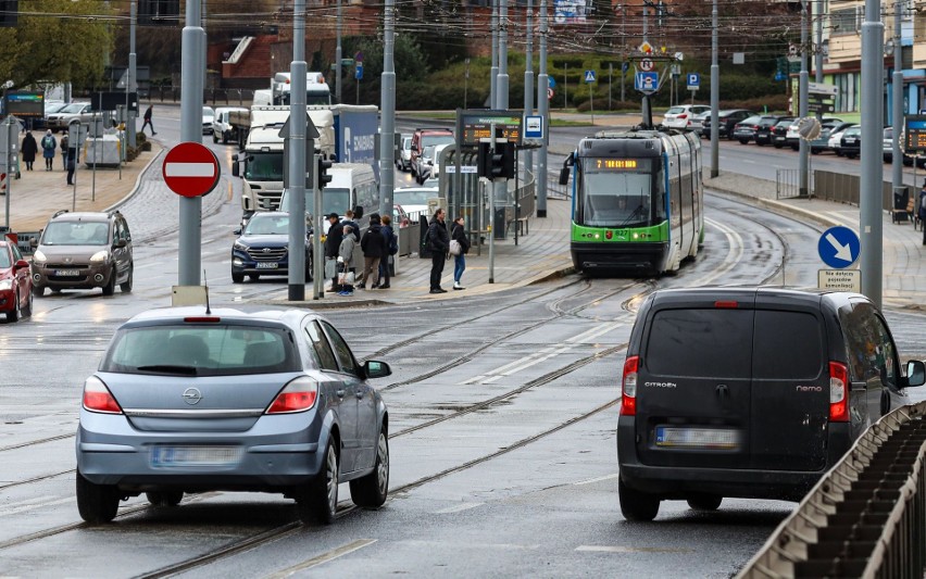 Sposób szczecińskich kierowców na korki: jazda przez buspas na ul. Wyszyńskiego 