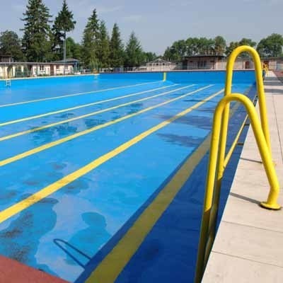 Plusem starego, odkrytego basenu jest to, że ma wymiary olimpijskie, jednak co roku przed sezonem wymaga kosztownych remontów