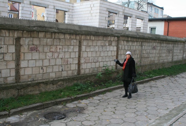 Wyjazd z tego budynku na naszą ulicę powstanie prawdopodobnie gdzieś tutaj &#8211; pokazuje pani Hanna Ozimek, mieszkanka ulicy Waryńskiego.