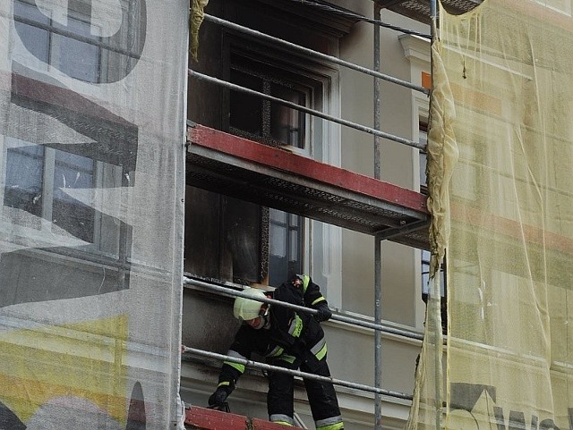 Zapaliła się puszka z rozpuszczalnikiem, a ogień spowodował uszkodzenie siatki zabezpieczającej i kilku okien.