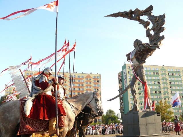 Uroczystość odsłonięcia rzeźby.