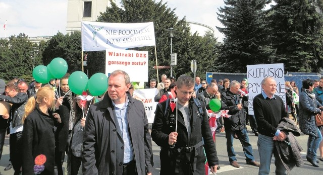 Zdjęcie z manifestacji w Warszawie. Z takimi transparentami przyjechali przedstawiciele farm wiatrowych